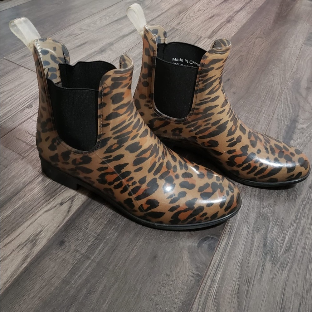 Aldo's women's Ankle Rain boots in Leapord print. Size 8.